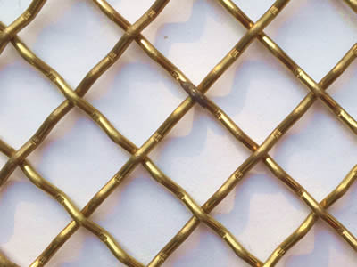 A decorative intermediate crimped mesh with square grilles is made of brass wires.